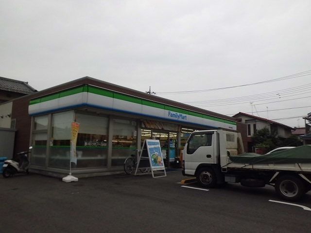 近くのファミリーマートまで40m（徒歩1分）