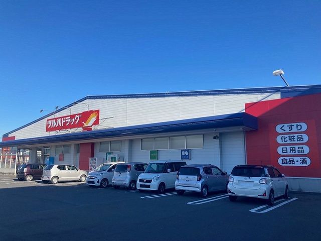 近くのツルハドラッグ小牛田店まで500m(徒歩7分)