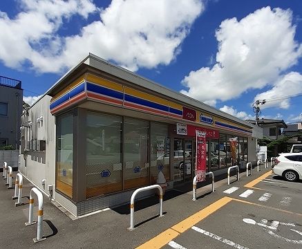 近くのミニストップまで400m（徒歩5分）