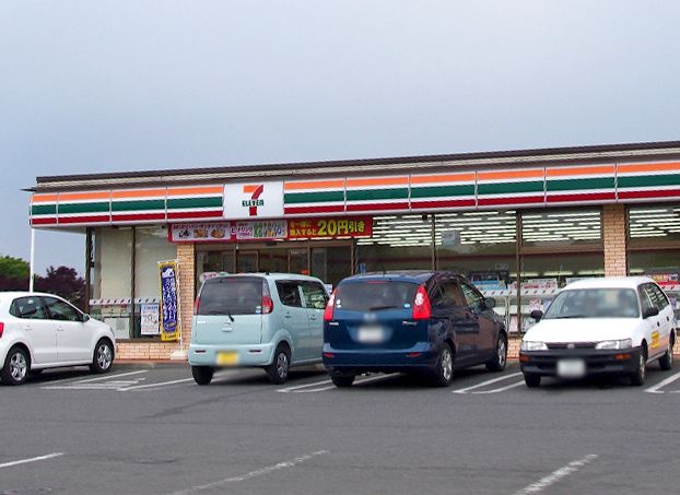 近くのセブンイレブン河内下岡本店まで1,000m（徒歩13分）