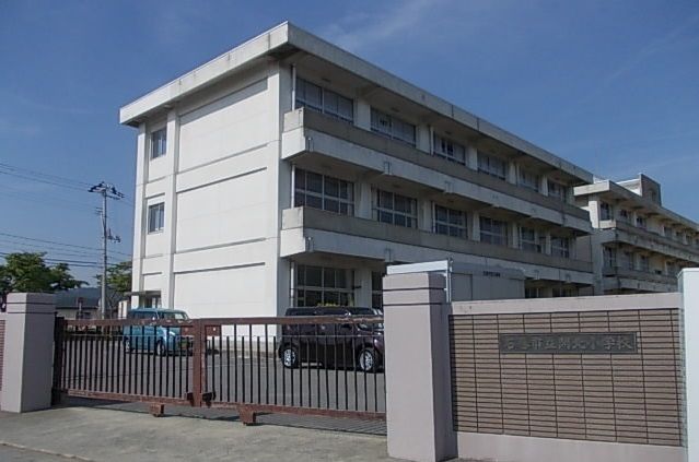近くの石巻市立開北小学校まで600m（徒歩8分）