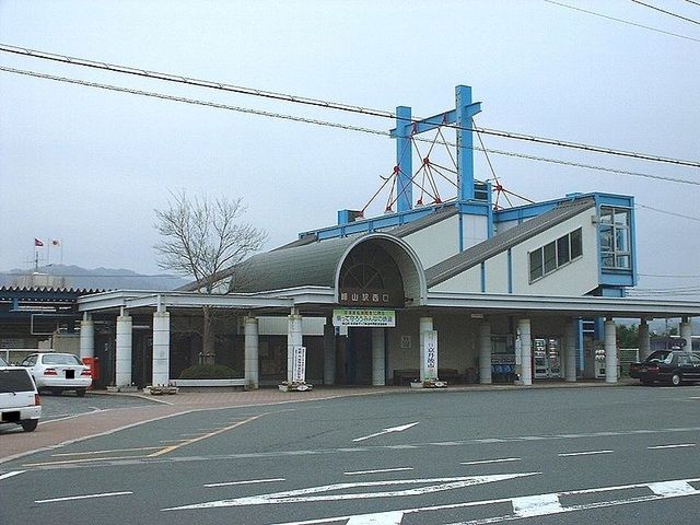 近くの峰山駅まで1,100m(徒歩14分)