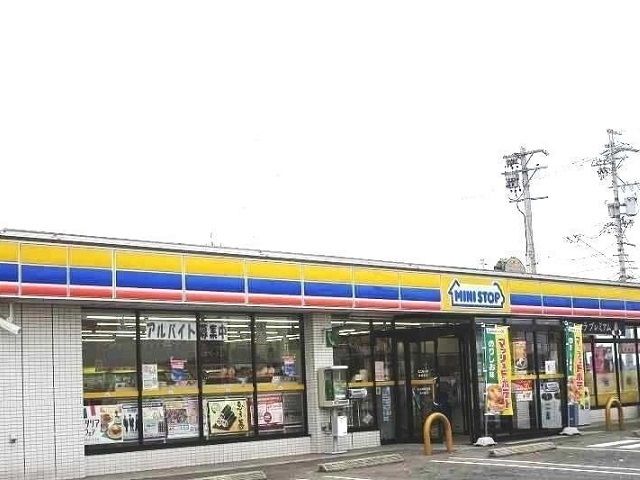 近くのミニストップ巣南町店まで500m(徒歩7分)