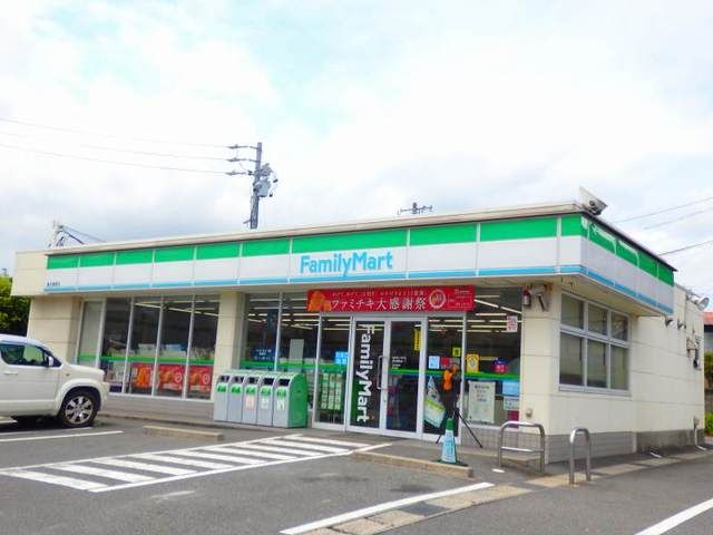 近くのファミリーマート桑名播磨店まで300m（徒歩4分）