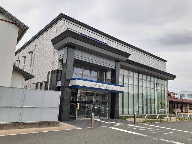 近くの浜松いわた信用金庫本郷支店まで400m（徒歩5分）