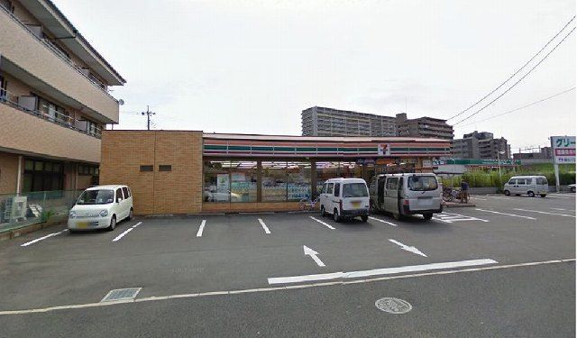 近くのセブンイレブン東松戸駅前店まで300m(徒歩4分)