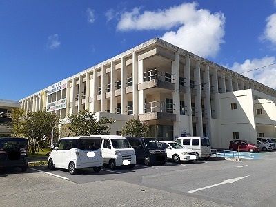 近くの宜野湾市役所まで2,500m（徒歩32分）