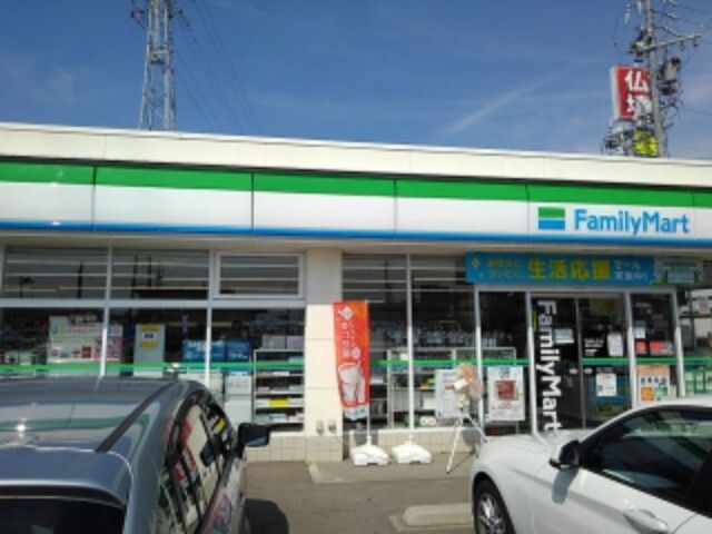 近くのファミリーマート長野大豆島店まで350m（徒歩5分）