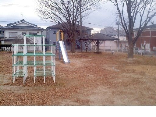 近くの梁川駅前児童公園まで850m（徒歩11分）
