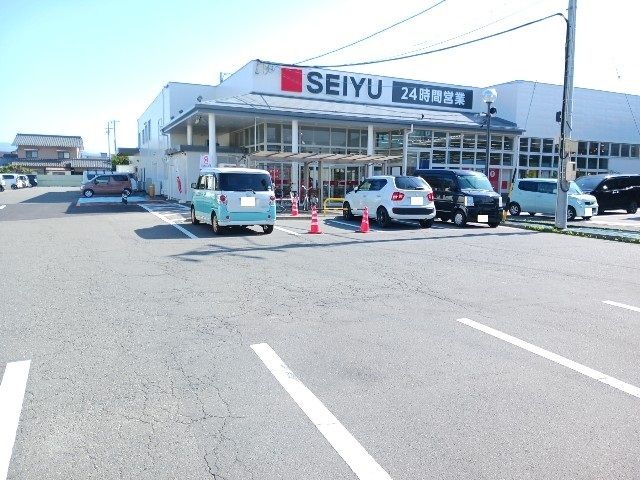 近くの西友高田店まで650m（徒歩9分）