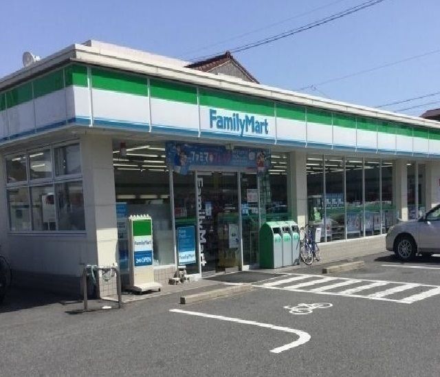 近くのファミリーマートまで500m(徒歩7分)