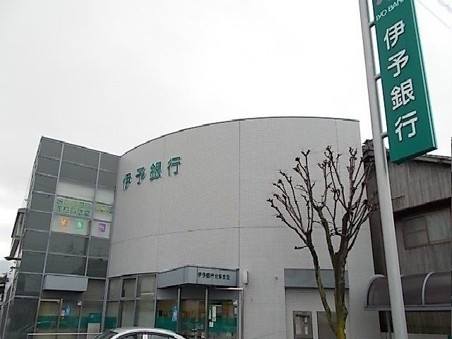 近くの銀行まで1,600m（徒歩20分）