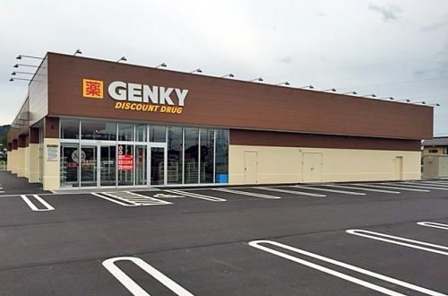 近くのゲンキー 松岡店まで700m（徒歩9分）