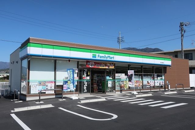 近くのファミリーマートまで700m(徒歩9分)