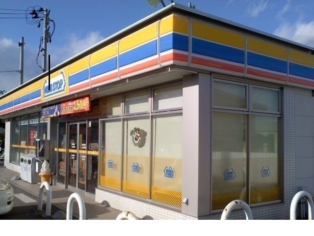 近くのミニストップ二本松向原店まで100m（徒歩2分）