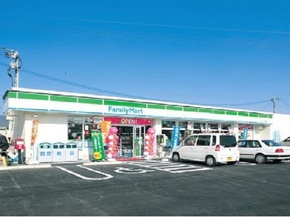 近くのファミリーマート倉敷平田店まで950m（徒歩12分）