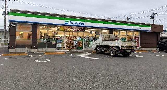 近くのファミリーマートサカモト高柳店まで400m(徒歩5分)