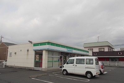 近くのファミリーマート三島長伏店まで350m(徒歩5分)
