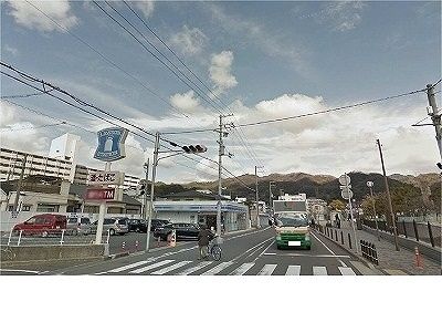 近くのコンビニまで400m（徒歩5分）