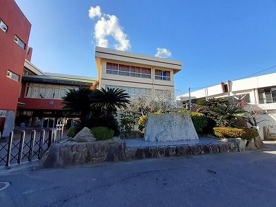 近くの牟礼北小学校まで550m（徒歩7分）