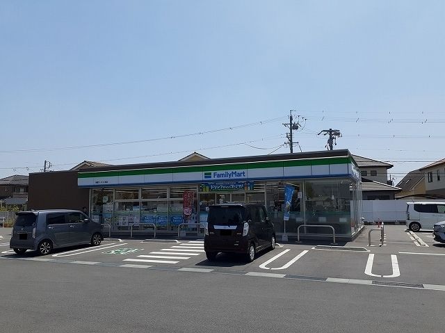 近くのファミリーマートサーキット前店まで150m（徒歩2分）