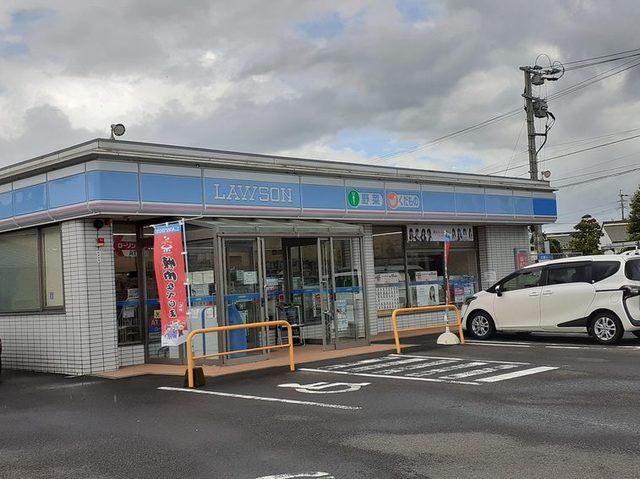 近くのローソン隼人内山田店まで400m（徒歩5分）