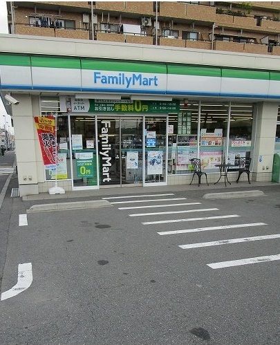 近くのファミリーマートまで650m（徒歩9分）