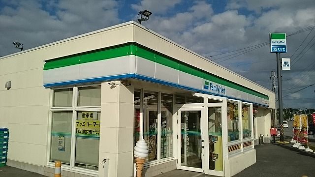 近くのファミリーマート糸満みなみ店まで180m（徒歩3分）