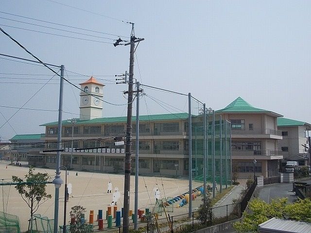 近くの豊田南小学校まで270m(徒歩4分)