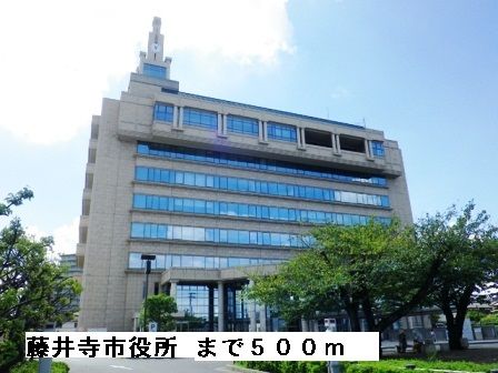 近くの藤井寺市役所まで500m（徒歩7分）