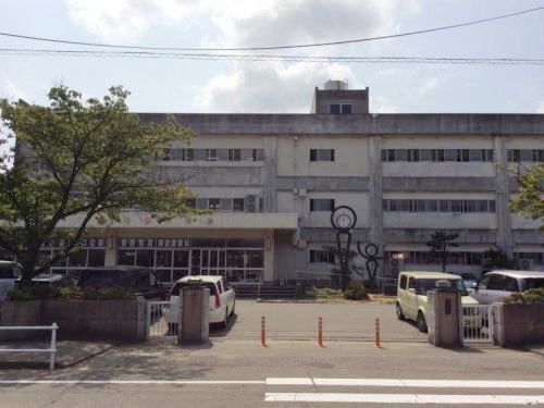 近くの明新小学校まで700m（徒歩9分）