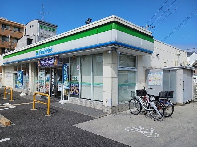 近くのファミリーマート様まで210m（徒歩3分）