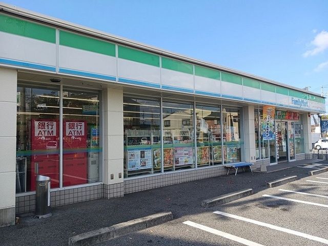 近くのファミリーマートまで350m（徒歩5分）