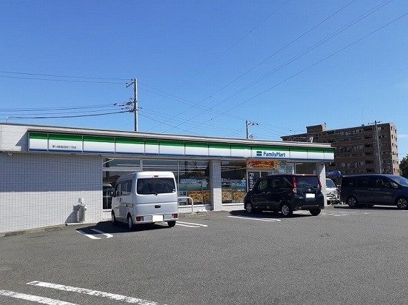 近くのファミリーマートまで600m（徒歩8分）