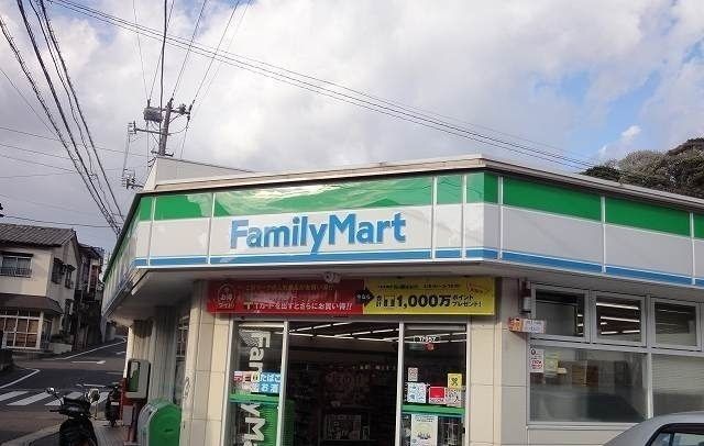 近くのファミリーマート逗子小坪店まで300m（徒歩4分）
