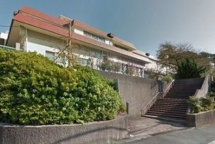 近くの小坪小学校まで1,090m（徒歩14分）