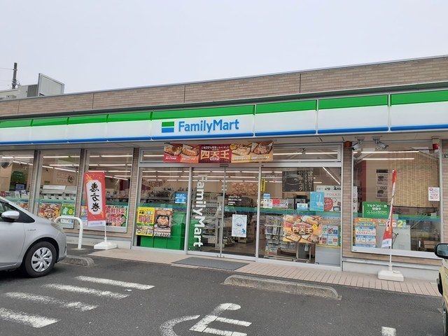 近くのファミリーマートまで240m（徒歩3分）