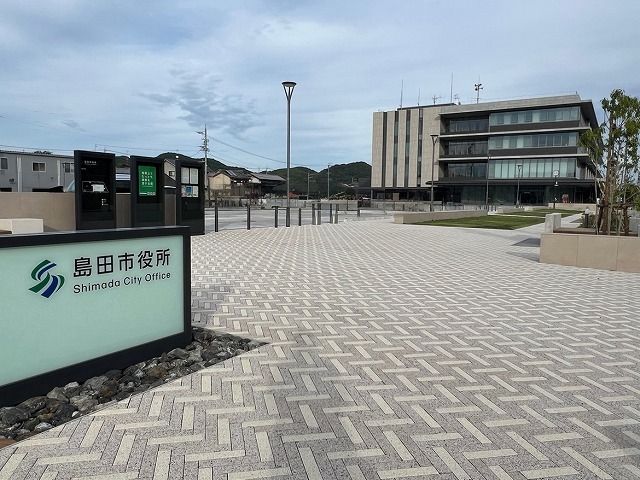 近くのサンドラッグ島田店まで800m(徒歩10分)