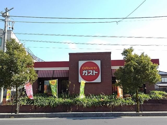 近くのガスト三郷高州店まで500m（徒歩7分）