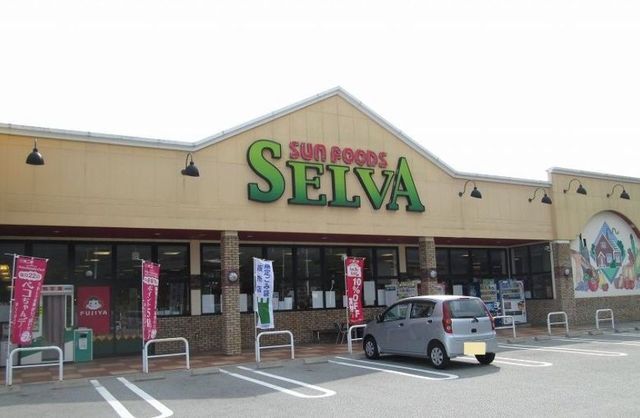 近くのセルバ忍野店まで1,800m（徒歩23分）