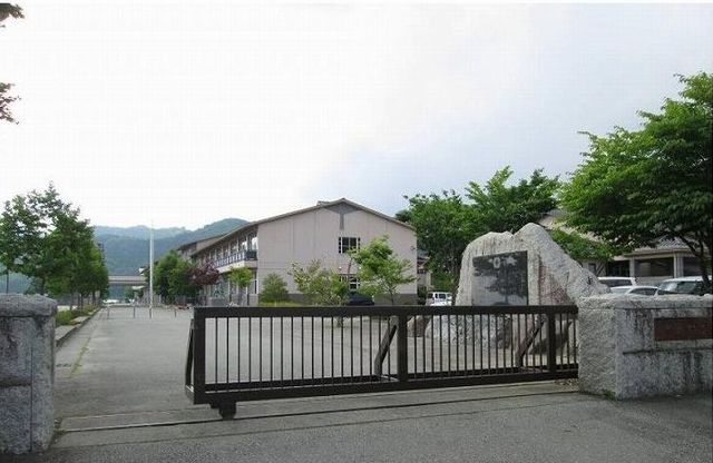 近くの忍野村立忍野小学校まで2,400m（徒歩30分）