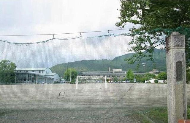 近くの忍野村立忍野中学校まで2,600m（徒歩33分）