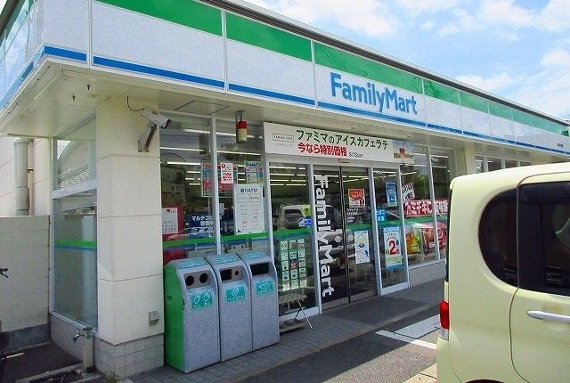 近くのファミリーマートまで550m（徒歩7分）