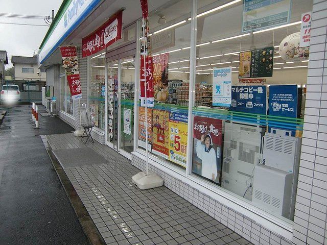 近くのファミリーマート甲西日枝店まで1,000m(徒歩13分)