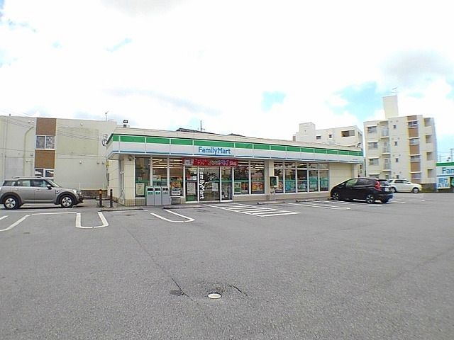 近くのファミリーマート具志川仲原店まで350m（徒歩5分）