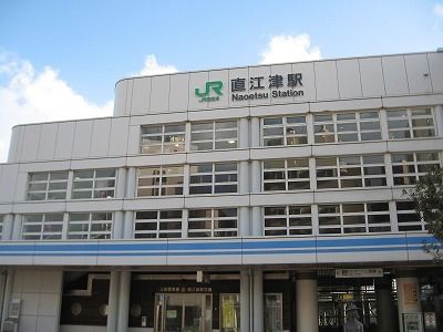 近くの直江津駅まで900m（徒歩12分）