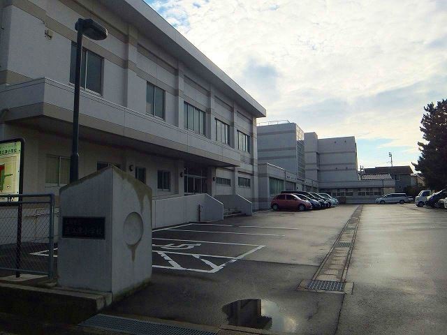 近くの直江津小学校まで350m（徒歩5分）