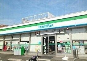 近くのファミリーマートまで590m(徒歩8分)