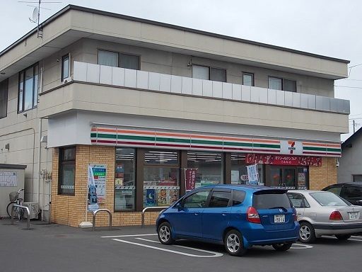 近くのコンビニまで750m（徒歩10分）