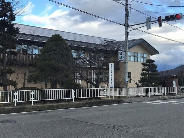 近くの上田市立中塩田小学校まで800m(徒歩10分)